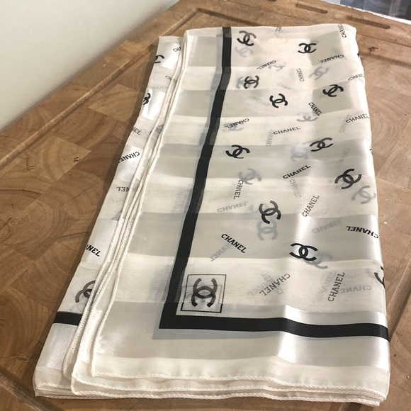 Chanel scarf - Picture 1 of 3